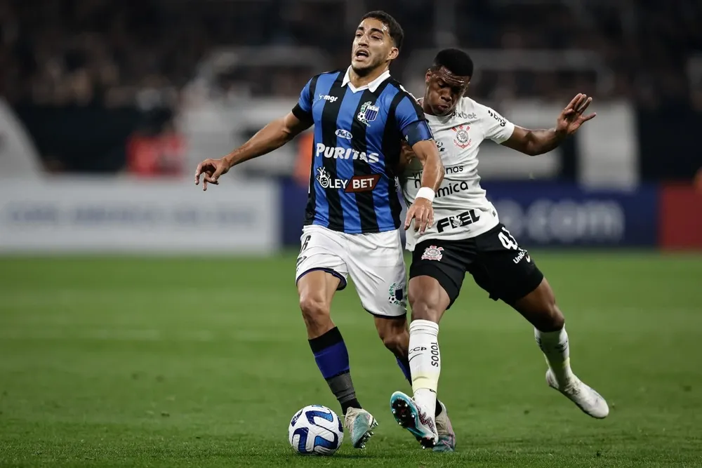 Felipe Augusto pelea el balón con Federico Pereira de Liverpool