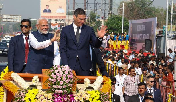El primer ministro indio, Narendra Modi, junto al presidente del Gobierno español, Pedro Sánchez.