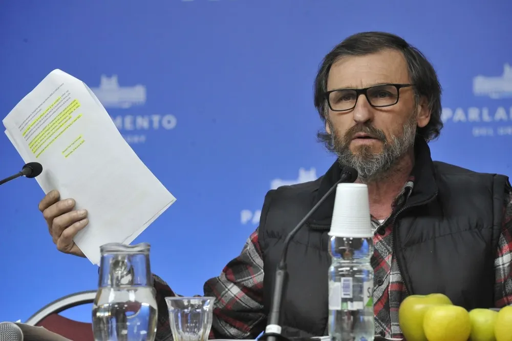 Diputado César Vega en el parlamento