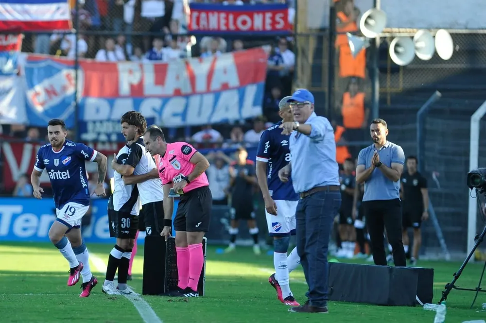 Álvaro Gutiérrez dirigiendo a Nacional ante Danubio