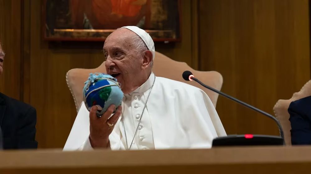 El Papa durante su encuentro con el humorista argentino recibió un regalo de su parte