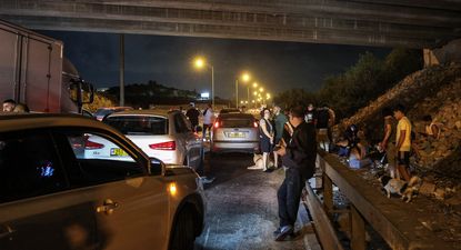 Personas se refugian debajo de un puente en medio del ataque de Irán a Israel