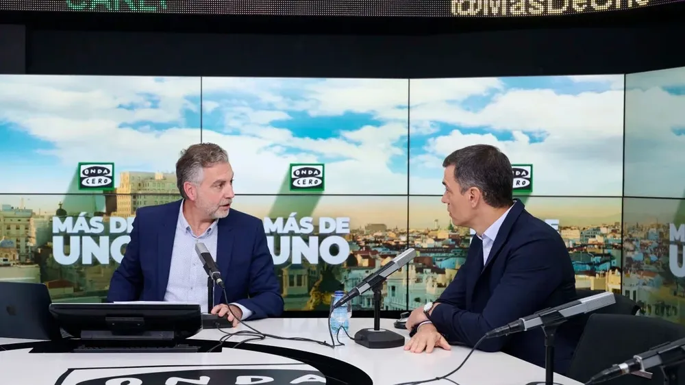 Pedro Sánchez, junto a Carlos Alsina en el estudio de Onda Cero.