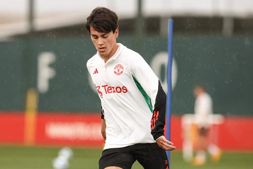 Facundo Pellistri en la práctica del Manchester