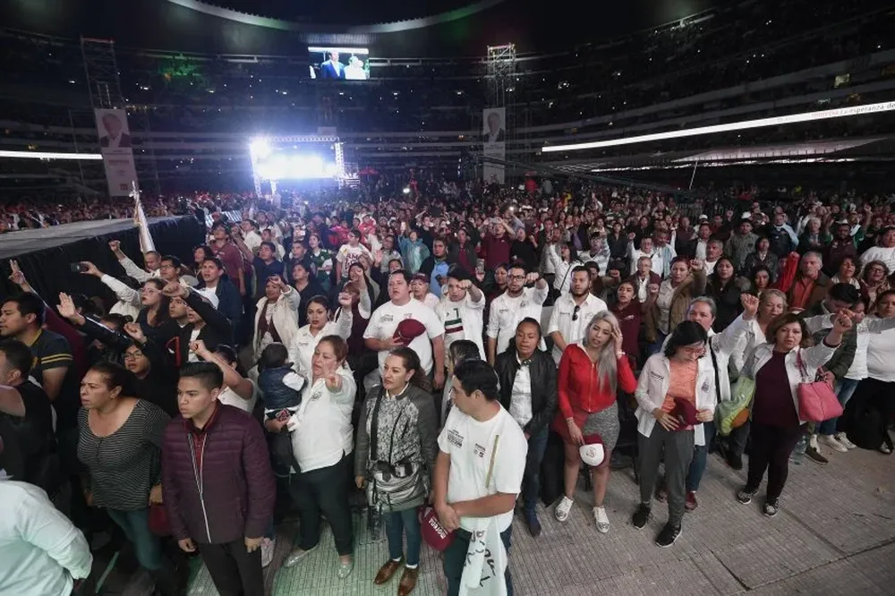 Votantes de Andrés Manuel López Obrador, candidato que lidera las encuestas, en su acto de cierre de campaña el miércoles pasado
