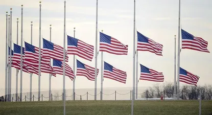 EUA- Las banderas de Estados Unidos flamean a media asta en el Washington Monument, Washington DC