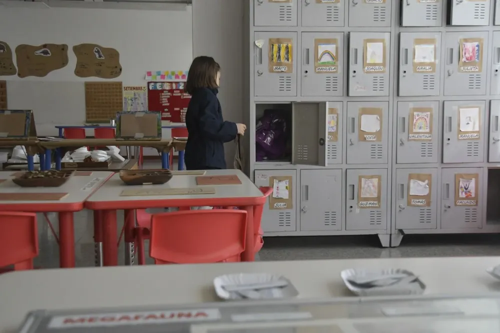 El colegio Juan Zorrilla de San Martín dice adiós a las clases tipo cine con el docente delante.