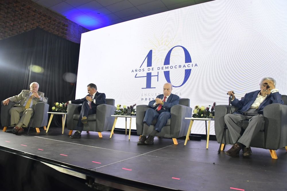 Luis Lacalle Herrera, Yamandú Orsi, Julio María Sanguinetti y José Mujica.jpeg