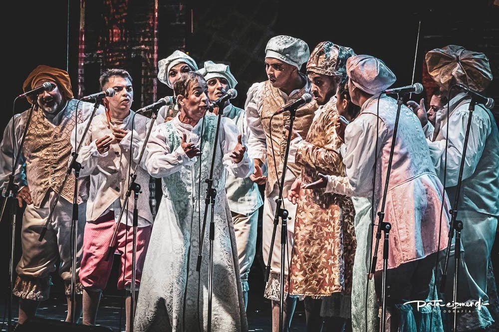 Caballeros, momento de la parodia sobre El Mercader de Venecia.