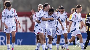 Las jugadoras de Nacional sub 19 celebran el triunfo en el clásico ante Peñarol