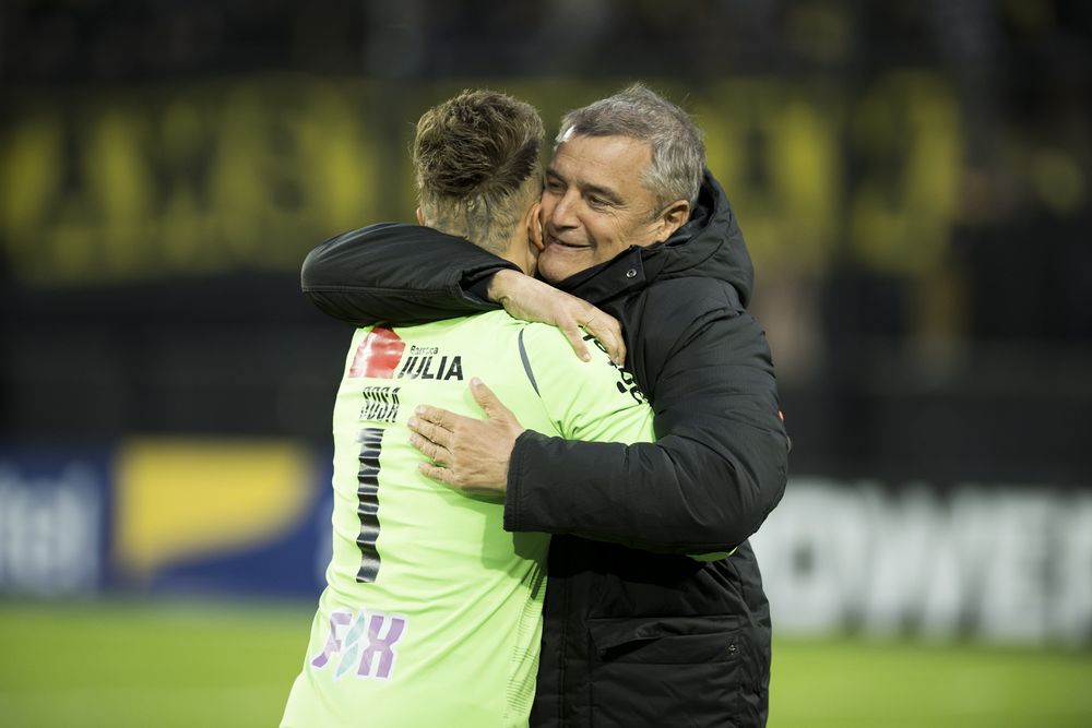 Diego Aguirre de Peñarol, saludó a Sebastián Sosa de Juventud por el Torneo Clausura