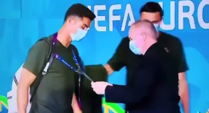 Cristiano Ronaldo es revisado por el portero que pretendía ver, como lo hizo, su acreditación para ingresar al estadio a jugar