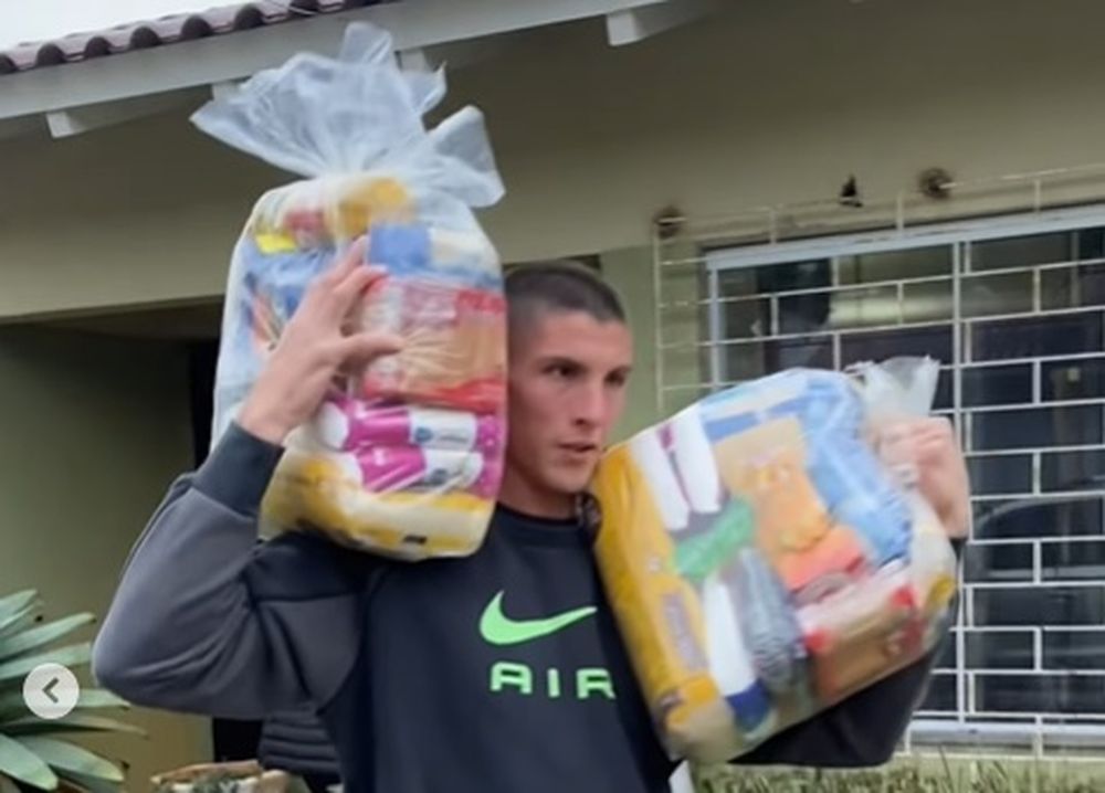 Sergio Rochet ayudando en las inundaciones en Porto Alegre