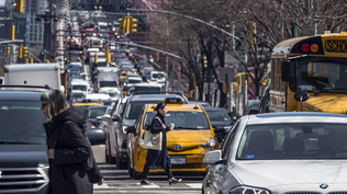 Hackeó los semáforos de Nueva York y ahora quiere que 1 millón de personas descarguen su libro para estar más seguros en internet