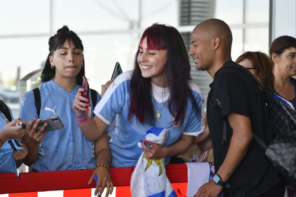 Nicolás De la Cruz también fue asediado por los y las fans en el aeropuerto de Carrasco previo a su partida con la selección hacia Abu Dabi