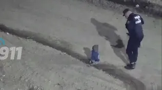 Video: la Policía de Córdoba rescató a un bebé que gateaba solo por la calle en plena madrugada