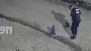 Video: la Policía de Córdoba rescató a un bebé que gateaba solo por la calle en plena madrugada Video: la Policía de Córdoba rescató a un bebé que gateaba solo por la calle en plena madrugada