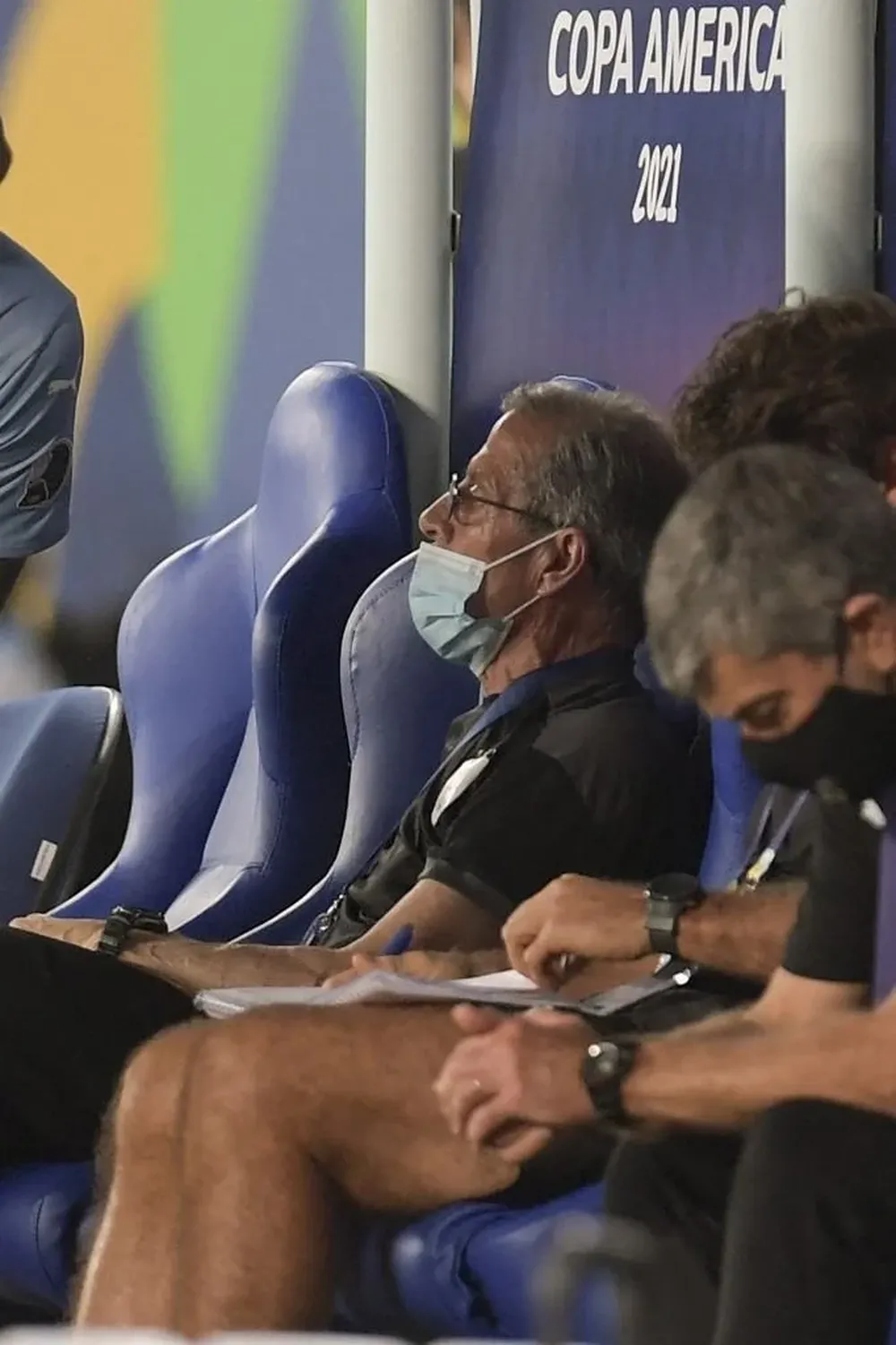 Tabárez y los apuntes en el banco de suplentes