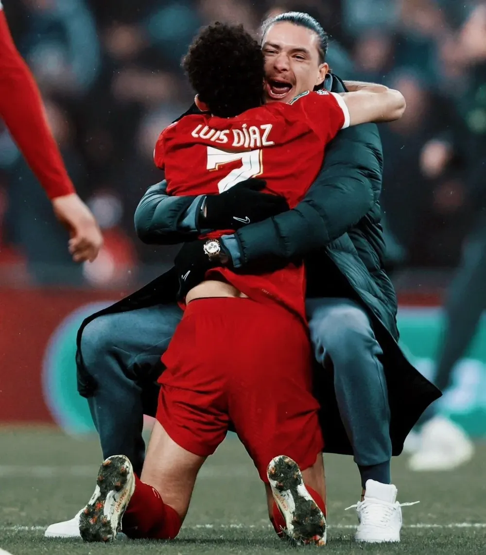 El tremendo abrazo de Darwin y el colombiano Luis Díaz