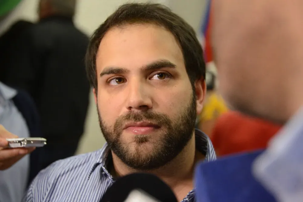 Civila es actual diputado y secretario general del Partido Socialista