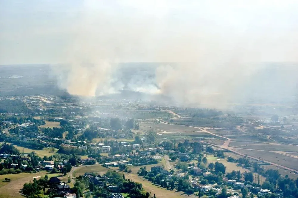 Imagen de Bomberos del incendio en Mirador La Tahona
