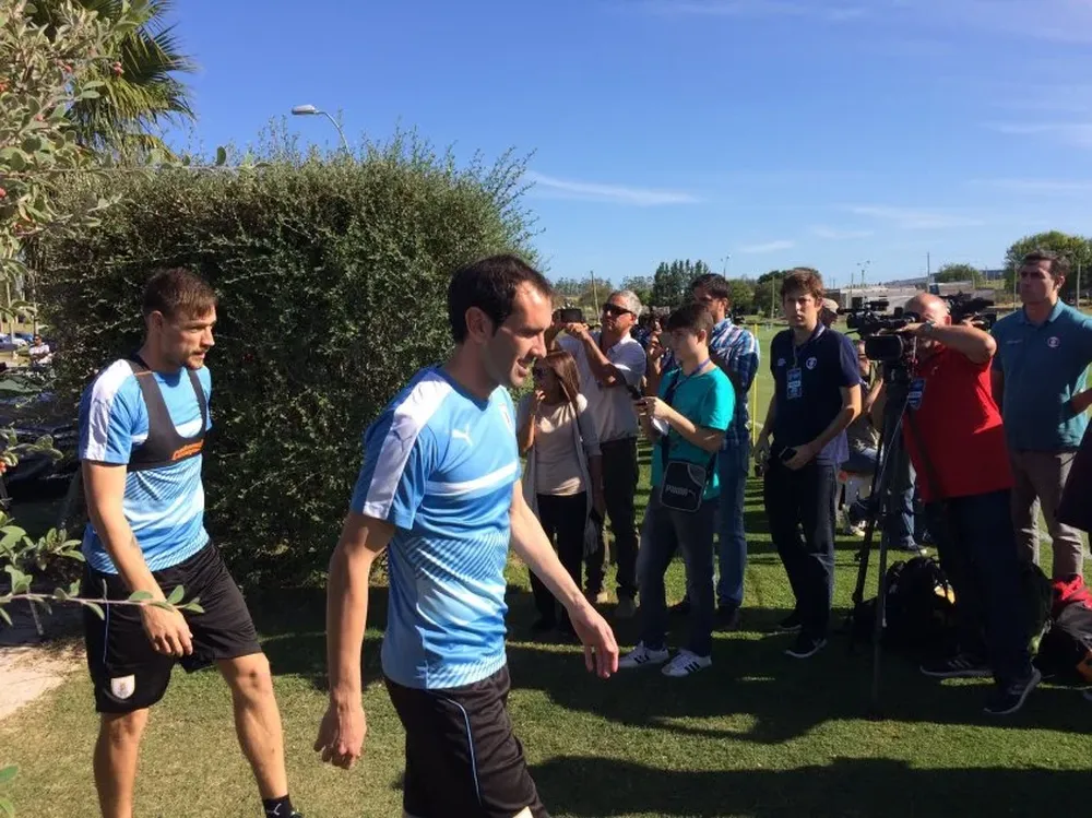 Diego Godín y Sebastián Coates ingresan al entrenamiento este lunes en el Complejo de la AUF