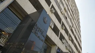 BCU volvió a recortar la tasa de interés: ¿cómo puede jugar en el valor del dólar?