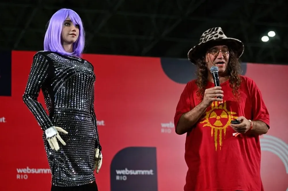 Ben Goertzel y su humanoide Desdémona en la cumbre del Web Summit desarrollada en Río de Janeiro.