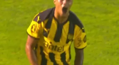 Rodrigo Saravia grita con todo su gol en lo que fue su debut en Primera división con la camiseta de Peñarol