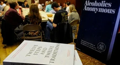 Cuáles son los 12 pasos de Alcohólicos Anónimos para recuperar adictos