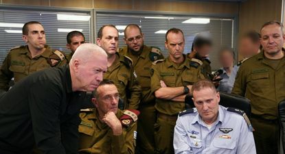 &nbsp;El ministro de Defensa de Israel, Yoav Gallant, junto al jefe del Estado Mayor de las FDI, el general Herzi Halevi, y el jefe adjunto del Estado Mayor de Israel, el general Amir Baram. EFE.