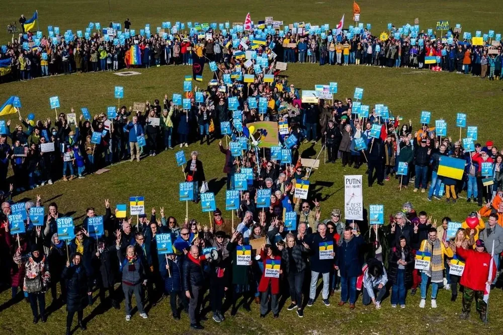 Manifestantes se reúnen bajo el lema ¡Alto a la guerra!; protesta tras la invasión rusa, en el Koekamp de La Haya, este sábado