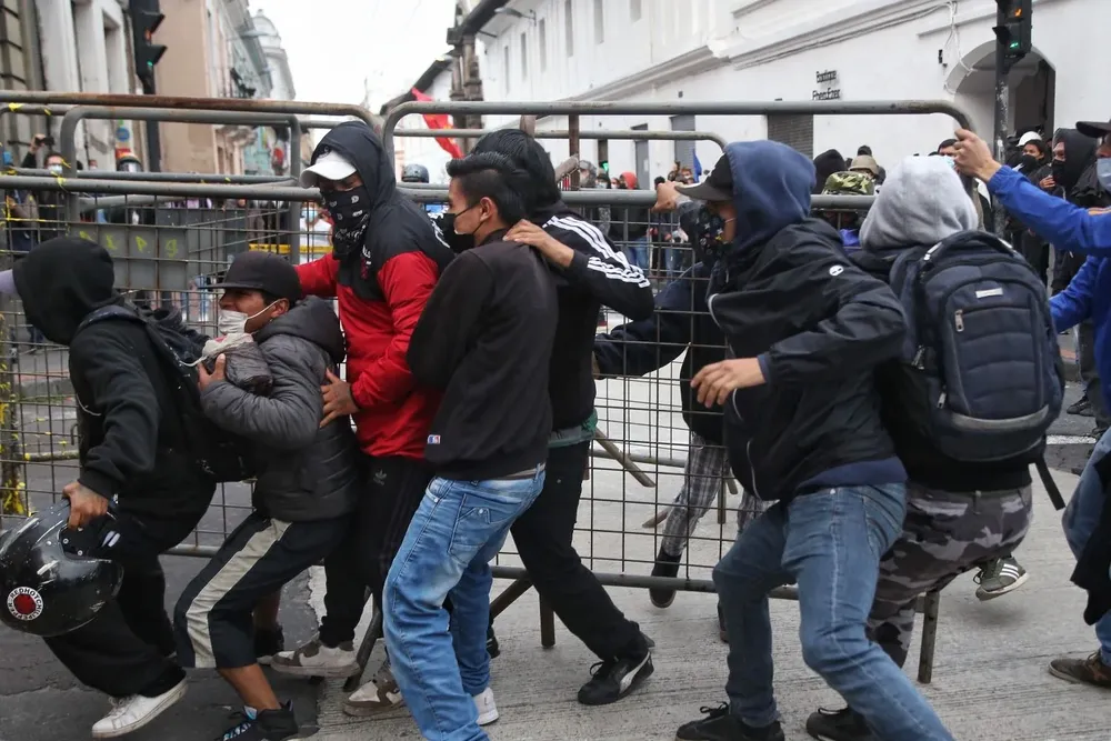 Manifestantes se enfrentaron este martes con la policía en Quito