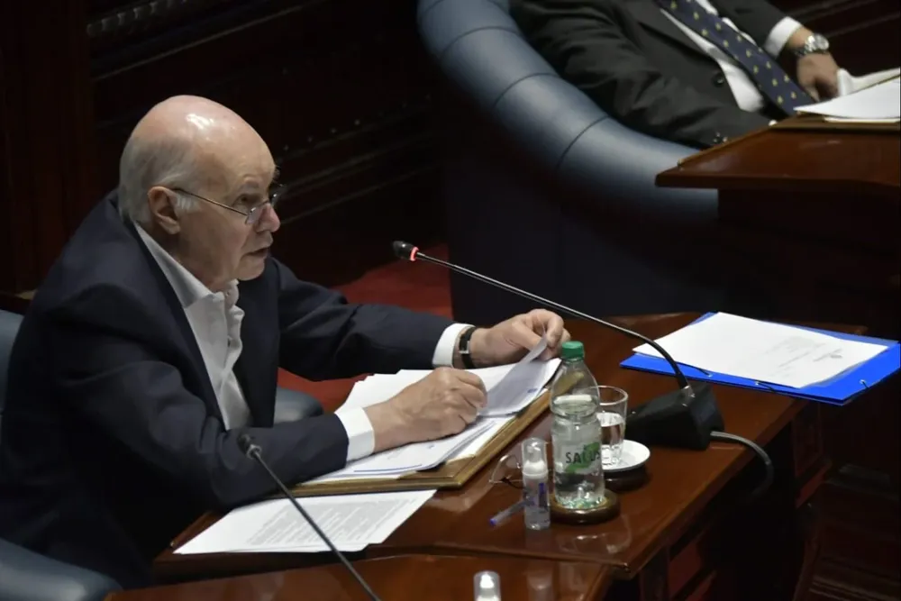 El senador frenteamplista Enrique Rubio durante la comparecencia de Luis Alberto Heber ante el Senado