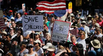 Manifestantes en contra de la separación de las familias inmigrantes