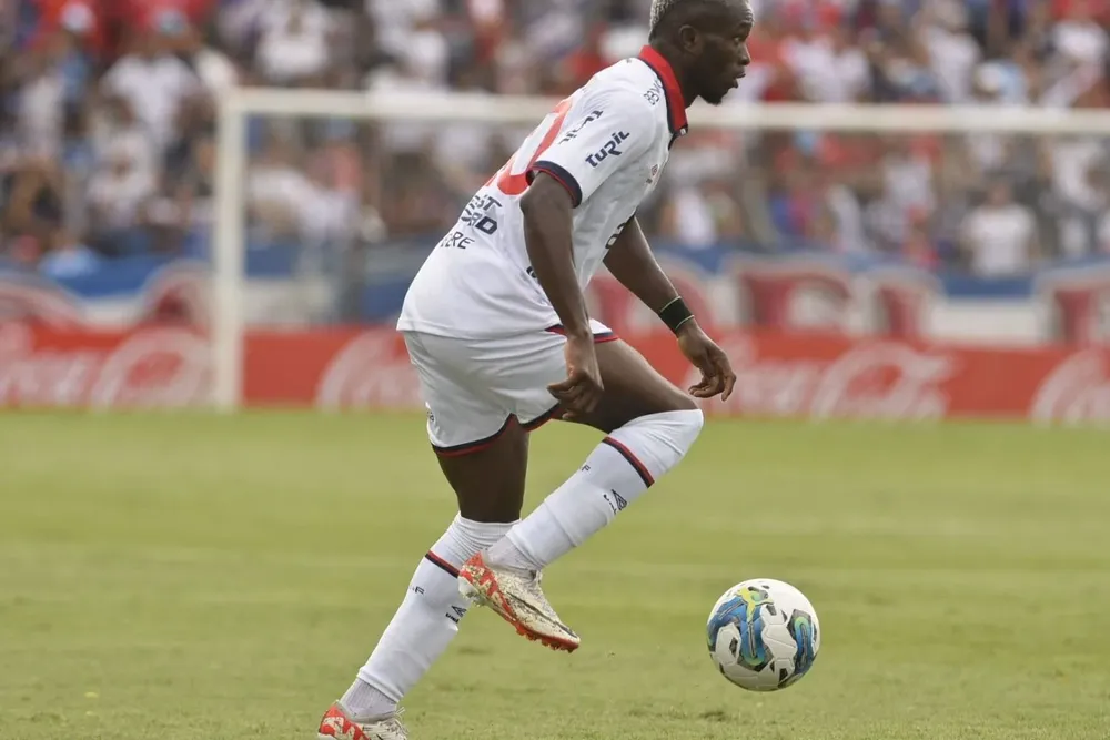 Christian Ebere, sin espacios