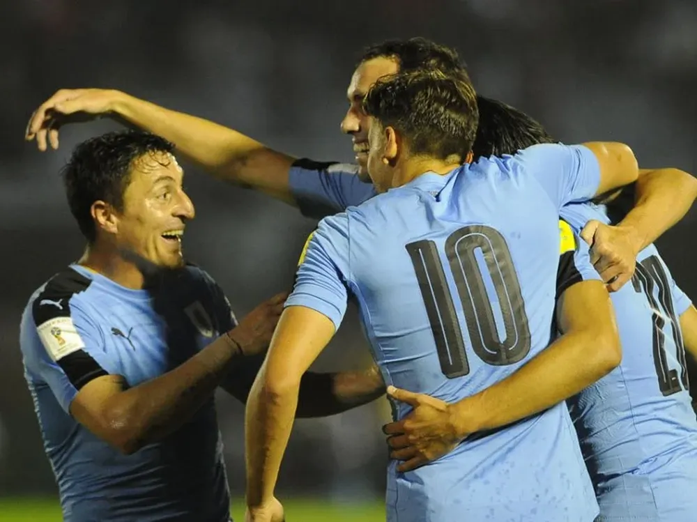 Festejo de Uruguay, tras el triunfo ante Paraguay 4-0, para mantener efectividad plena en el Centenario