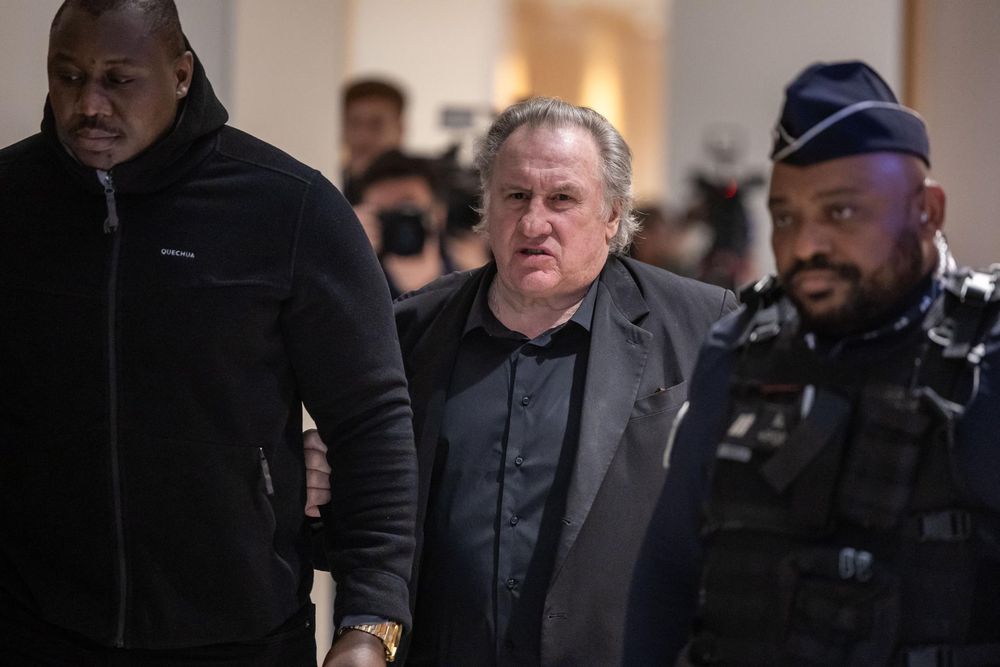 Gerard Depardieu en la segunda jornada del juicio en el que enfrenta denuncias de agresiones sexuales en el rodaje de la película Les volets verts.