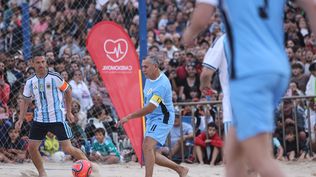 &nbsp;Ruben Paz y su magia para Uruguay ante la marca de Maximiliano Rodríguez de Argentina en el partido de las leyendas en Punta del Este