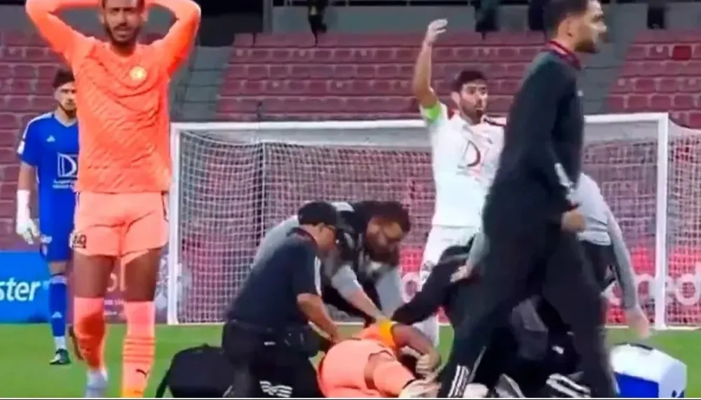 Andy Delort yace en el piso luego de desmayarse y todos tratan de socorrerlo