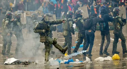 decretan toque de queda en bogota ante fuertes disturbios