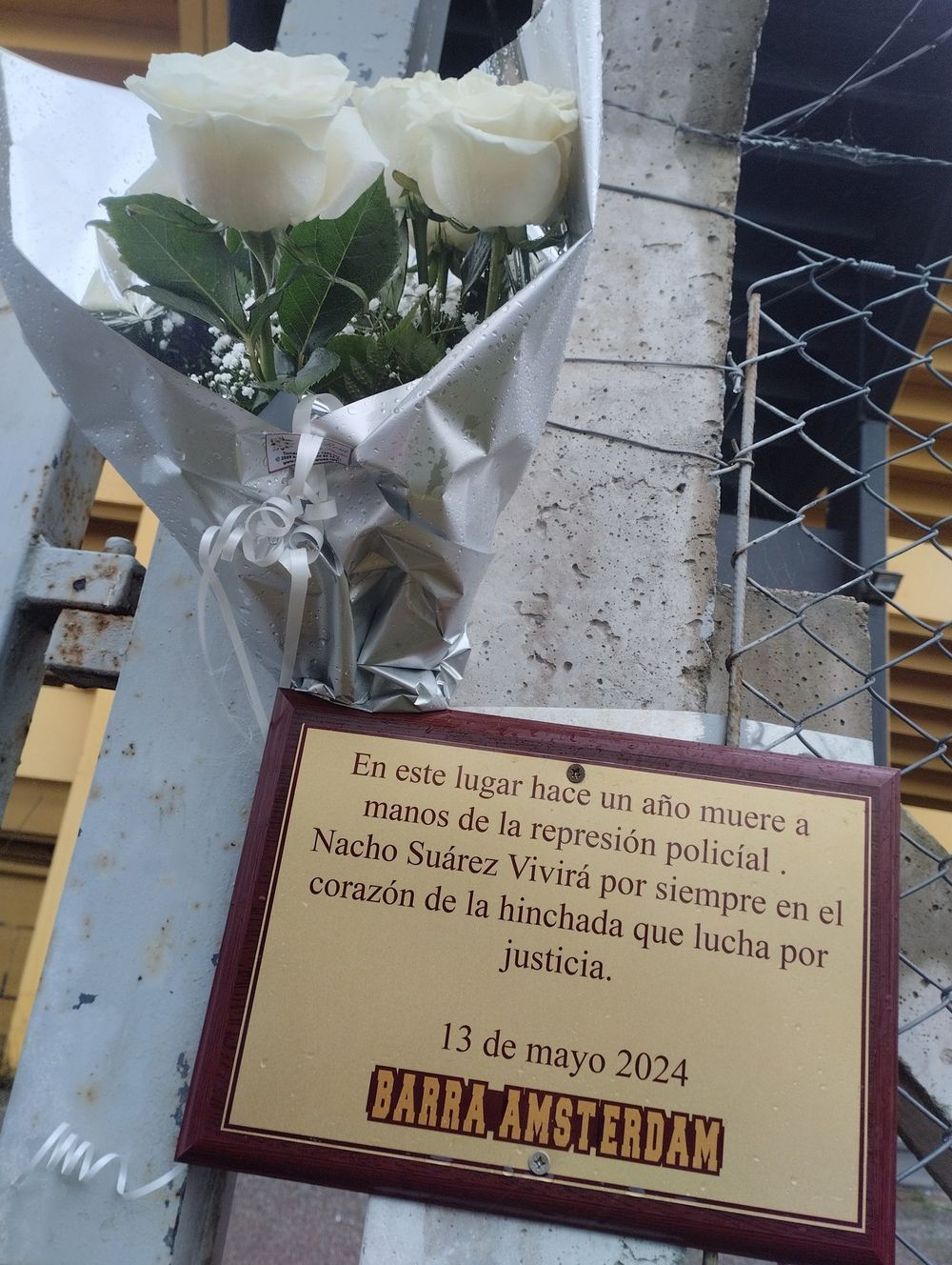 Plaqueta que colocó la Barra Ámsterdam a un año de la muerte del hincha de Peñarol Nacho Suárez