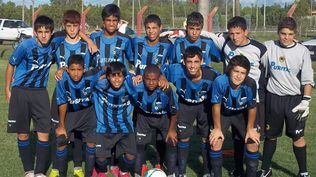 Un equipo de las inferiores de Liverpool de hace algunos años; el segundo de arriba es Juan Ignacio Ramírez, el Colo, en tanto, el primero de abajo es Juan Izquierdo, y en el medio, aparece Nicolás De la Cruz
