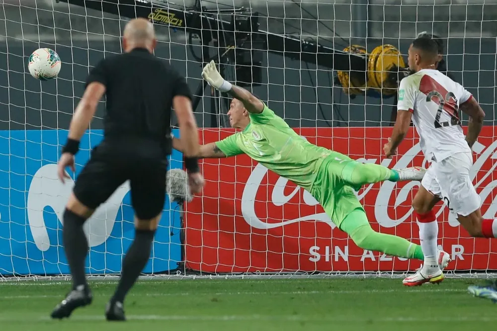 El gol de Renato Tapia que pegó en Josema Giménez y se le metió a Fernando Muslera
