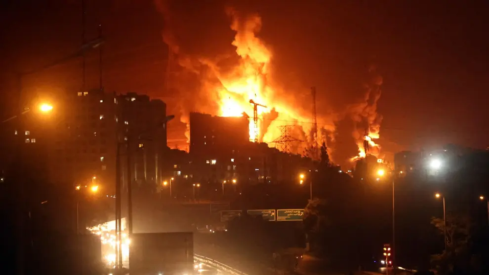 Misiles iraníes impactan en Tel Aviv. La guerra impacto en los precios de la combustibles.