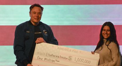 Elon Musk entrega un cheque de un millón de dólares a de Ekaterina Diesler, en premio a la campaña de un juez para ocupar un cargo en la Corte Suprema de Wisconsin.