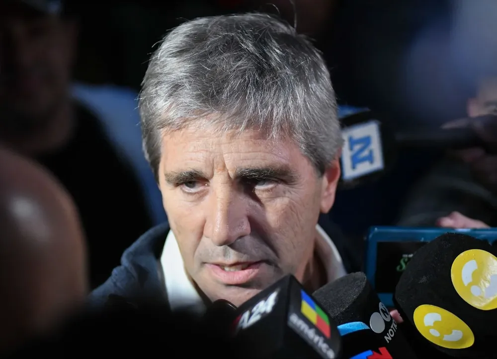 Caputo, a la salida de la reunión con Milei