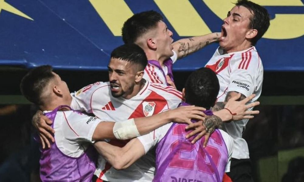 Nicolás Fonseca celebra el triunfo clásico de River Plate ante Boca Juniors en La Bombonera
