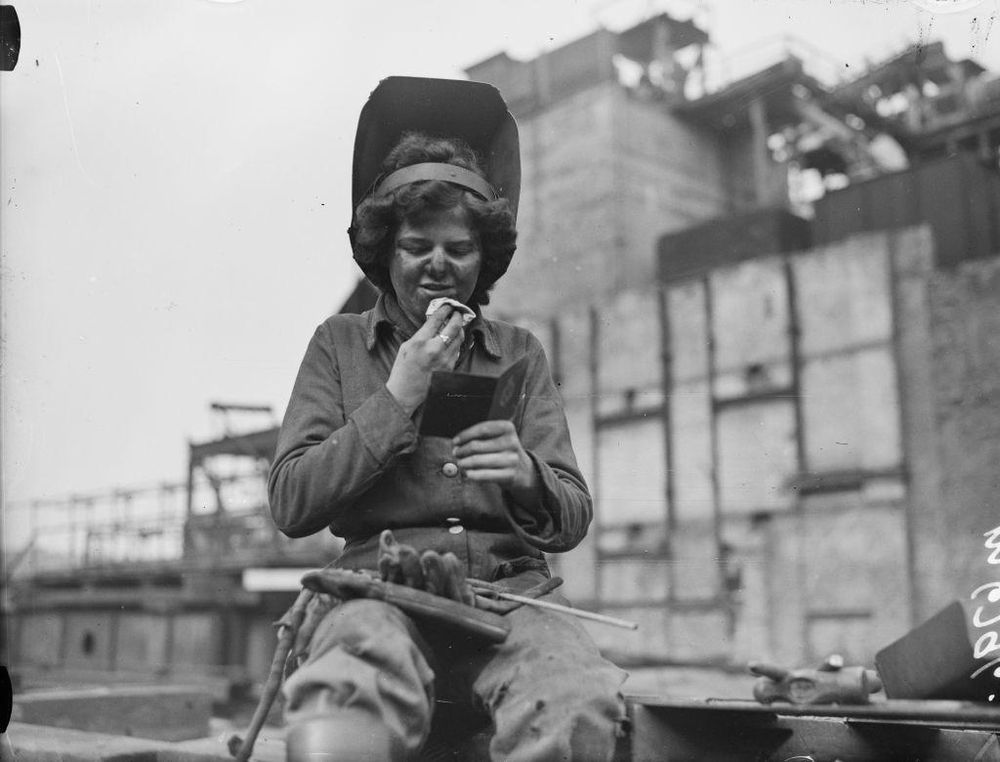 En 2015 la historiadora Christine Wall encontró el registro de una mujer trabajando como soldadora en el Puente de Waterloo.
