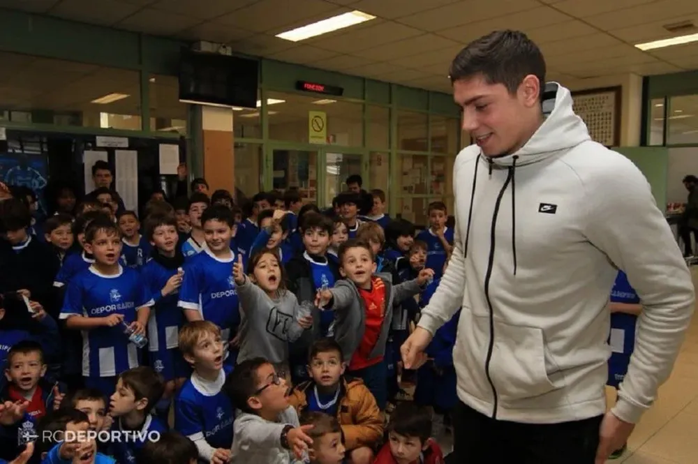 Valverde con los niños del Depor